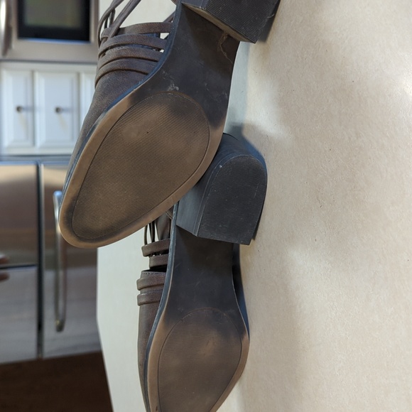 Maurices Ankle shoes, size 8, taupe - Picture 4 of 5